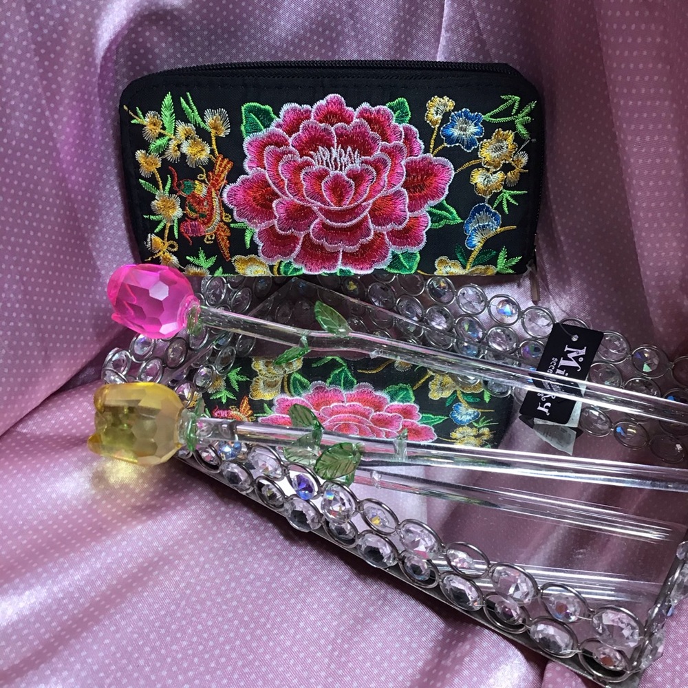 🎉🎊 2for$40 HOST PICK Beautiful Embroidered Wallet✨💝